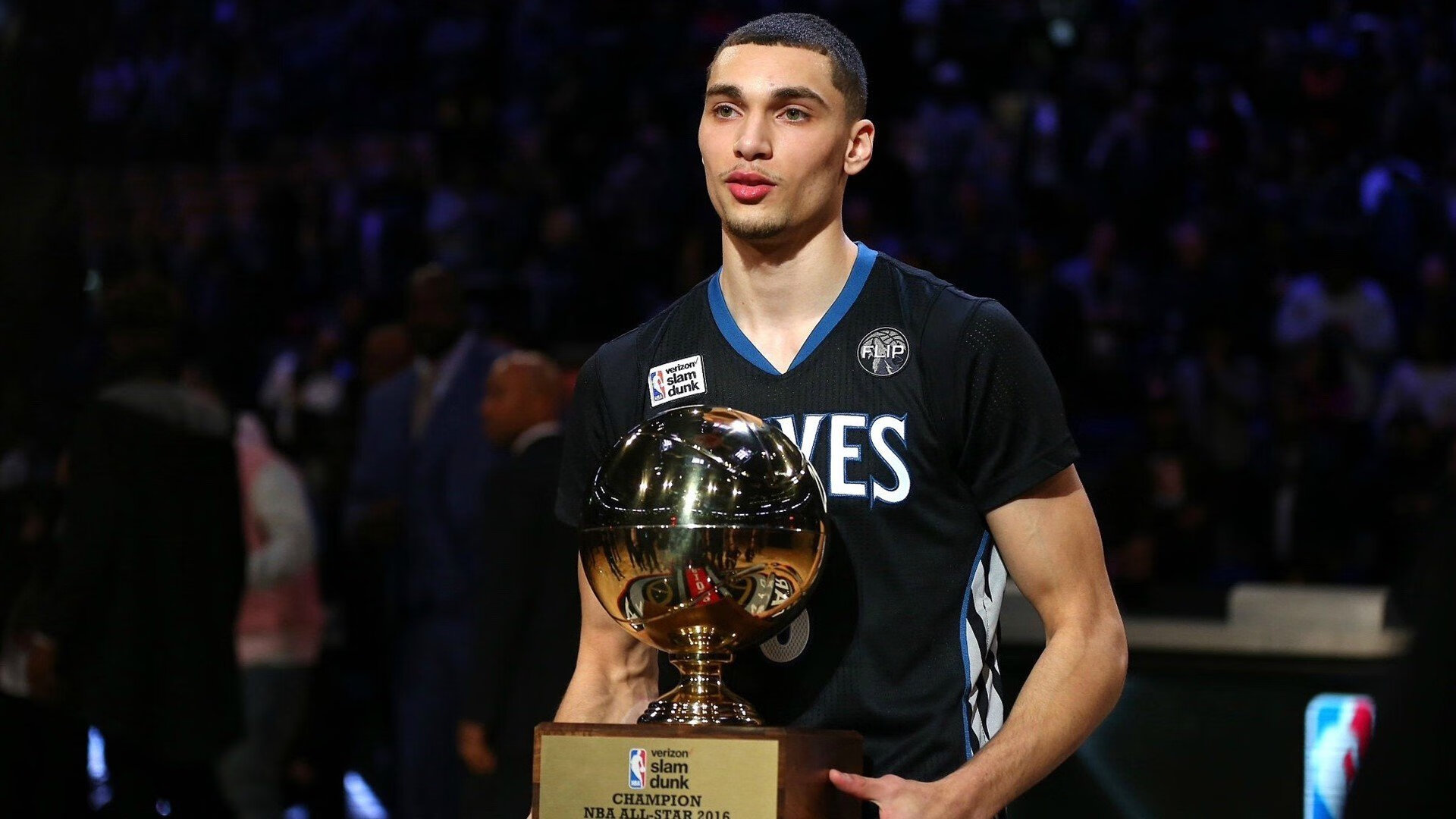 决赛门票一售而空,城市陷入狂欢氛围,决赛流程